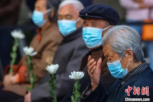 中国侨网艾义英（右）参加南京大屠杀死难者家庭祭告活动。　泱波　摄