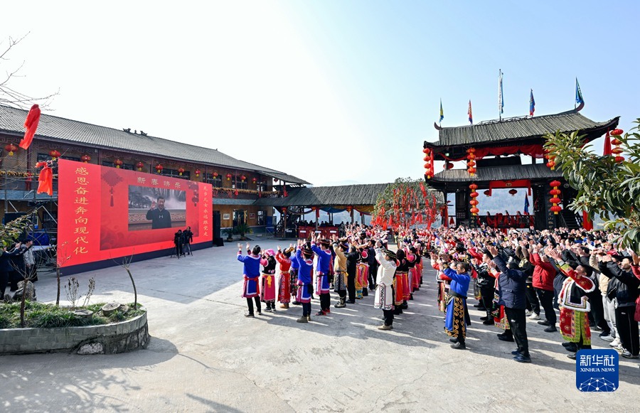 习近平春节前夕视频连线看望慰问基层干部群众 向全国各族人民致以新春的美好祝福(图15)