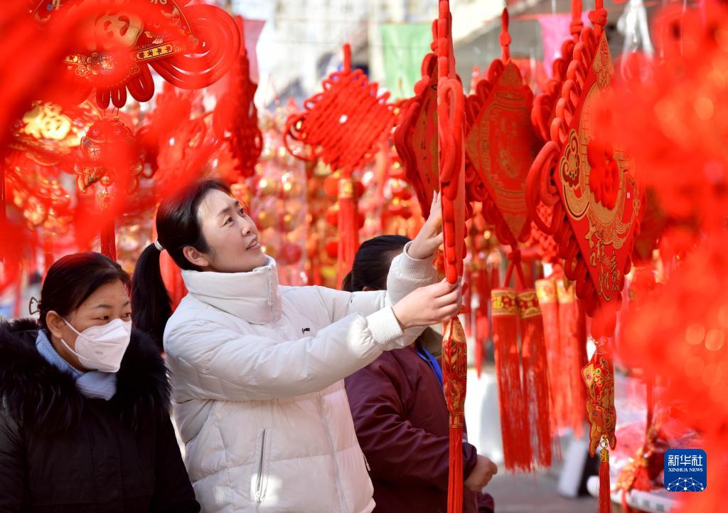 城乡市集春意浓 过年出游合家欢——春节假期各地消费市场一线观察(图2)