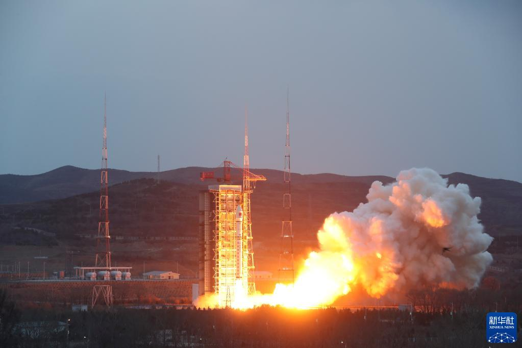 新华全媒 丨长二丁“一箭四星”发射成功 在轨组成国际首个车轮式卫星编队(图1)