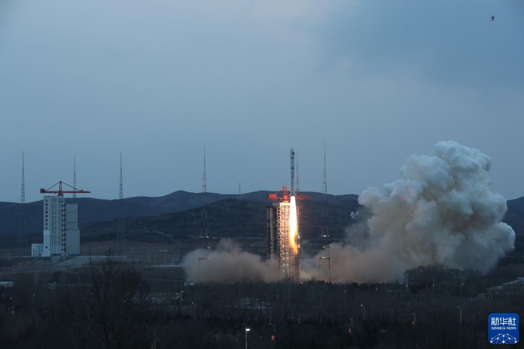 新华全媒 丨长二丁“一箭四星”发射成功 在轨组成国际首个车轮式卫星编队(图2)